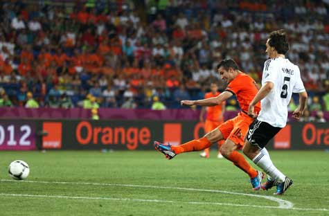 Van Persie rút ngắn tỷ số khi trận đấu còn 16 phút nữa