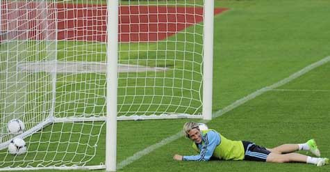 Để thủng lưới nhưng Torres cười tươi hơn lúc tập sút Để thủng lưới nhưng Torres cười tươi hơn lúc tập sút