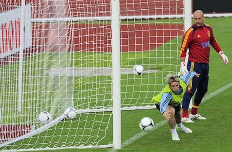 Không cần găng, Torres tranh phần việc của Pepe Reina Không cần găng, Torres tranh phần việc của Pepe Reina