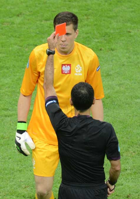 Szczesny rời sân vì thẻ đỏ Szczesny rời sân vì thẻ đỏ