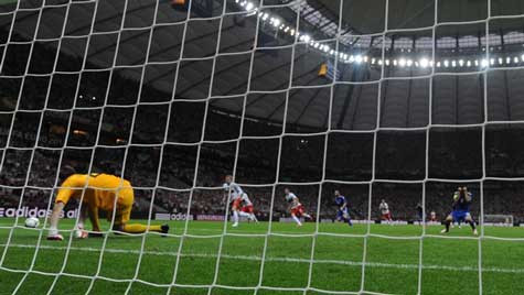 Tyton trở thành người hùng quốc gia trong chớp mắt khi cản cú đá penalty của Karagounis Tyton trở thành người hùng quốc gia trong chớp mắt khi cản cú đá penalty của Karagounis