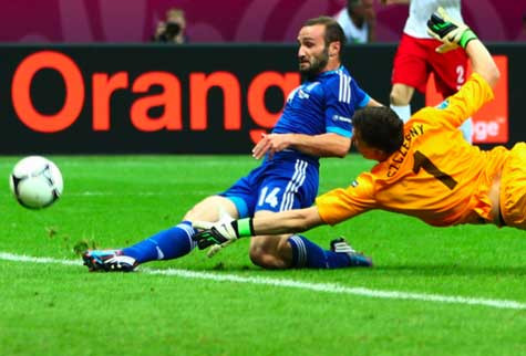 Salpingidis (áo xanh) có một ngày xuất sắc khi gỡ hòa cho Hy Lạp và suýt có một cú đúp Salpingidis (áo xanh) có một ngày xuất sắc khi gỡ hòa cho Hy Lạp và suýt có một cú đúp