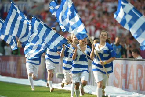 Các nữ CĐV vác cờ Hy Lạp Các nữ CĐV vác cờ Hy Lạp