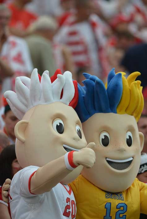 Hai linh vật Slavek (trái) và Slavko Hai linh vật Slavek (trái) và Slavko