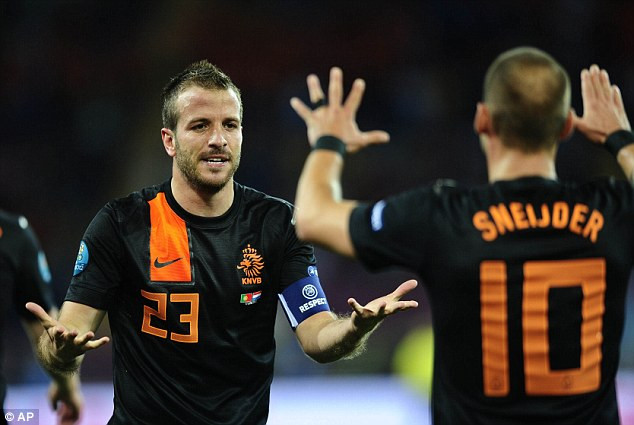 Rafael van der Vaart ăn mừng bàn thắng quan trọng. Rafael van der Vaart ăn mừng bàn thắng quan trọng.