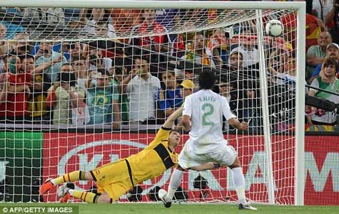 Cú đá 11m hỏng của Bruno Alves