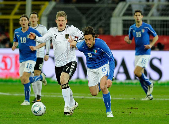 Đức 1-1 Italia (Giao hữu, 9-2-2011): Đây là thời điểm mà Joachim Low thực hiện một sự đổi thay mới trong thành phần tuyển Đức, với những tuyển thủ trẻ như Mario Gotze, Matt Hummels hay Holger Badstuber chiếm lĩnh sân khấu. Cuộc thử nghiệm diễn ra không tệ, Miroslav Klose có bàn mở tỷ số ở phút 16. Tuy nhiên Giuseppe Rossi mang về kết quả hòa cho Italia ở phút 81. Đức 1-1 Italia (Giao hữu, 9-2-2011): Đây là thời điểm mà Joachim Low thực hiện một sự đổi thay mới trong thành phần tuyển Đức, với những tuyển thủ trẻ như Mario Gotze, Matt Hummels hay Holger Badstuber chiếm lĩnh sân khấu. Cuộc thử nghiệm diễn ra không tệ, Miroslav Klose có bàn mở tỷ số ở phút 16. Tuy nhiên Giuseppe Rossi mang về kết quả hòa cho Italia ở phút 81.