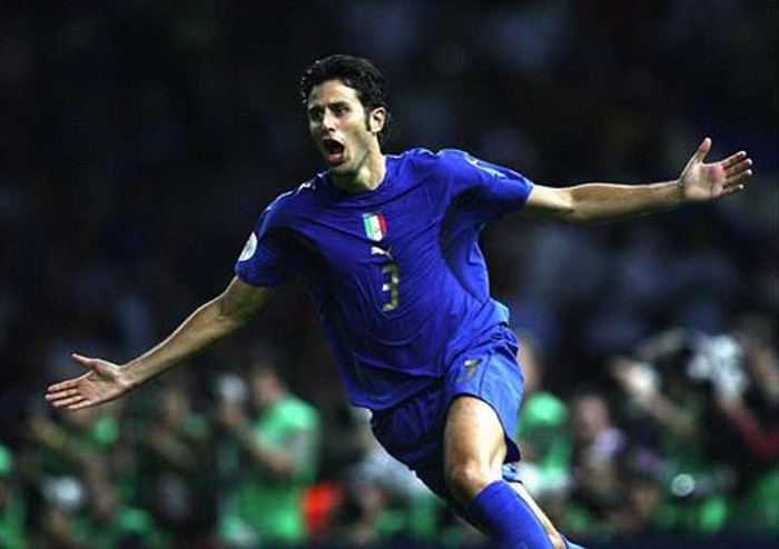Đức 0-2 Italia (Bán kết, World Cup 2006, 4-7-2006): Đức, từ vị thế một đội chủ nhà bị nghi ngờ về năng lực, đã mạnh mẽ tiến vào vòng trong sau chiến thắng trước Argentina ở tứ kết. Tuy nhiên trước mắt họ là một Italia âm thầm nhưng đáng sợ. Sau 90 phút không bàn thắng, trận đấu chứng kiến Italia vượt lên ở phút 119 khi Fabio Grosso cứa lòng đánh bại Jens Lehmann. Del Piero ấn định 2-0 chỉ 1 phút sau đó và đưa Italia vào chung kết. Đức 0-2 Italia (Bán kết, World Cup 2006, 4-7-2006): Đức, từ vị thế một đội chủ nhà bị nghi ngờ về năng lực, đã mạnh mẽ tiến vào vòng trong sau chiến thắng trước Argentina ở tứ kết. Tuy nhiên trước mắt họ là một Italia âm thầm nhưng đáng sợ. Sau 90 phút không bàn thắng, trận đấu chứng kiến Italia vượt lên ở phút 119 khi Fabio Grosso cứa lòng đánh bại Jens Lehmann. Del Piero ấn định 2-0 chỉ 1 phút sau đó và đưa Italia vào chung kết.