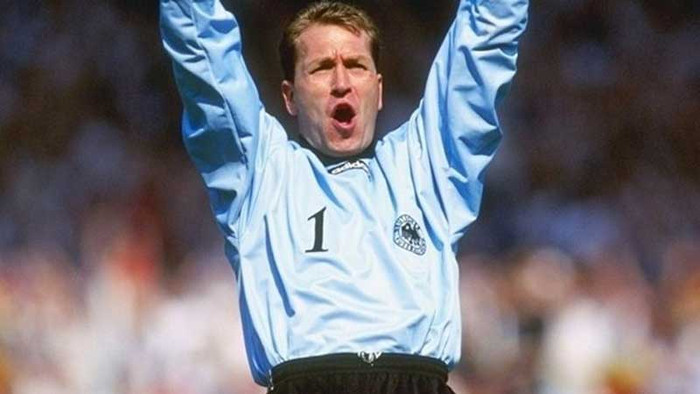 Đức 0-0 Italia (Bảng C, EURO 1996, 19-6-1996): 5 ngày trước trận, Italia bất ngờ thúc thủ 1-2 trước Cộng hòa Czech, và họ buộc phải thắng Đức để lọt qua vòng bảng. Mọi thứ tưởng như diễn ra thuận lợi cho Azzurri với quả phạt đền ở phút thứ 9 sau khi Casiraghi bị đốn ngã trong vòng cấm Đức. Thế nhưng thủ môn Andreas Kopke đã sửa chữa sai lầm của mình khi cản phá thành công cú đá của Gianfranco Zola. Ý khống chế thế trận trong 90 phút nhờ thẻ đỏ của Thomas Strunz ở phút 58, nhưng họ không tận dụng được cơ hội và buộc phải rời giải sớm. Đức 0-0 Italia (Bảng C, EURO 1996, 19-6-1996): 5 ngày trước trận, Italia bất ngờ thúc thủ 1-2 trước Cộng hòa Czech, và họ buộc phải thắng Đức để lọt qua vòng bảng. Mọi thứ tưởng như diễn ra thuận lợi cho Azzurri với quả phạt đền ở phút thứ 9 sau khi Casiraghi bị đốn ngã trong vòng cấm Đức. Thế nhưng thủ môn Andreas Kopke đã sửa chữa sai lầm của mình khi cản phá thành công cú đá của Gianfranco Zola. Ý khống chế thế trận trong 90 phút nhờ thẻ đỏ của Thomas Strunz ở phút 58, nhưng họ không tận dụng được cơ hội và buộc phải rời giải sớm.