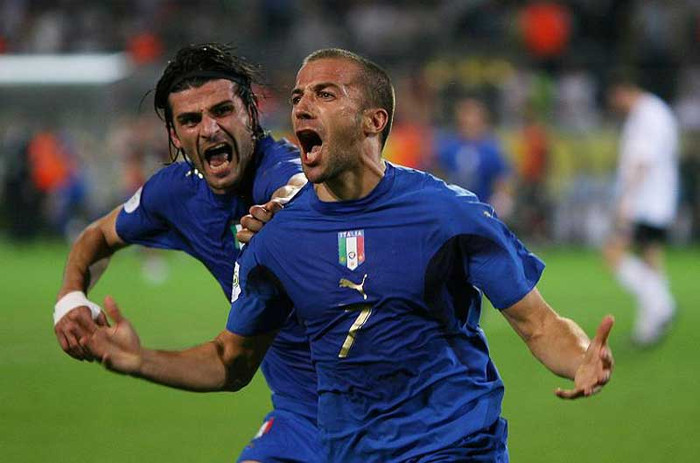 Italia 4-1 Đức (Giao hữu, 1-3-2006): 3 tháng trước World Cup, Italia và Đức có cuộc tổng duyệt lớn bằng trận giao hữu tại Rome. Đội hình non trẻ của Jurgen Klinsmann đã khiến người hâm mộ lo lắng khi để thua đậm. Gilardino với bàn thắng ngay ở phút thứ 4 đã khai thông dòng bàn thắng cho Italia. Lần lượt Luca Toni (4’), De Rossi (39’) và Del Piero (57’) an bài thế trận khi kim đồng hồ chưa đi quá 1 giờ. Đức có bàn gỡ của Robert Huth ở phút 82. Italia 4-1 Đức (Giao hữu, 1-3-2006): 3 tháng trước World Cup, Italia và Đức có cuộc tổng duyệt lớn bằng trận giao hữu tại Rome. Đội hình non trẻ của Jurgen Klinsmann đã khiến người hâm mộ lo lắng khi để thua đậm. Gilardino với bàn thắng ngay ở phút thứ 4 đã khai thông dòng bàn thắng cho Italia. Lần lượt Luca Toni (4’), De Rossi (39’) và Del Piero (57’) an bài thế trận khi kim đồng hồ chưa đi quá 1 giờ. Đức có bàn gỡ của Robert Huth ở phút 82.