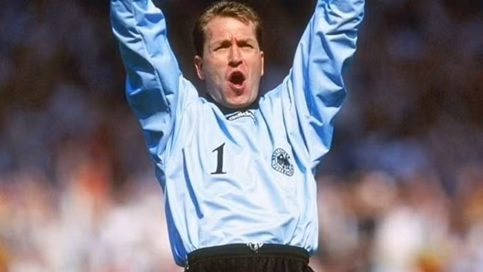 Đức 0-0 Italia (Bảng C, EURO 1996, 19-6-1996): 5 ngày trước trận, Italia bất ngờ thúc thủ 1-2 trước Cộng hòa Czech, và họ buộc phải thắng Đức để lọt qua vòng bảng. Mọi thứ tưởng như diễn ra thuận lợi cho Azzurri với quả phạt đền ở phút thứ 9 sau khi Casiraghi bị đốn ngã trong vòng cấm Đức. Thế nhưng thủ môn Andreas Kopke đã sửa chữa sai lầm của mình khi cản phá thành công cú đá của Gianfranco Zola. Ý khống chế thế trận trong 90 phút nhờ thẻ đỏ của Thomas Strunz ở phút 58, nhưng họ không tận dụng được cơ hội và buộc phải rời giải sớm. Đức 0-0 Italia (Bảng C, EURO 1996, 19-6-1996): 5 ngày trước trận, Italia bất ngờ thúc thủ 1-2 trước Cộng hòa Czech, và họ buộc phải thắng Đức để lọt qua vòng bảng. Mọi thứ tưởng như diễn ra thuận lợi cho Azzurri với quả phạt đền ở phút thứ 9 sau khi Casiraghi bị đốn ngã trong vòng cấm Đức. Thế nhưng thủ môn Andreas Kopke đã sửa chữa sai lầm của mình khi cản phá thành công cú đá của Gianfranco Zola. Ý khống chế thế trận trong 90 phút nhờ thẻ đỏ của Thomas Strunz ở phút 58, nhưng họ không tận dụng được cơ hội và buộc phải rời giải sớm.