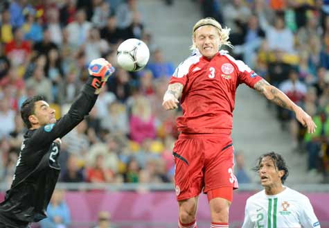 Rui Patricio đấm bóng ngay trước mặt Simon Kjaer Rui Patricio đấm bóng ngay trước mặt Simon Kjaer