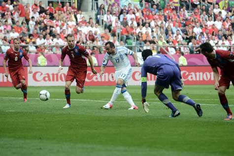 Gekas tận dụng sai lầm của Cech Gekas tận dụng sai lầm của Cech