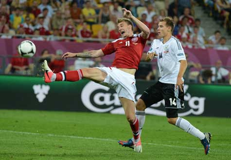 Tình huống các cầu thủ Đan Mạch đòi phạt đền vì cho rằng Badstuber kéo áo với Bendtner Tình huống các cầu thủ Đan Mạch đòi phạt đền vì cho rằng Badstuber kéo áo với Bendtner