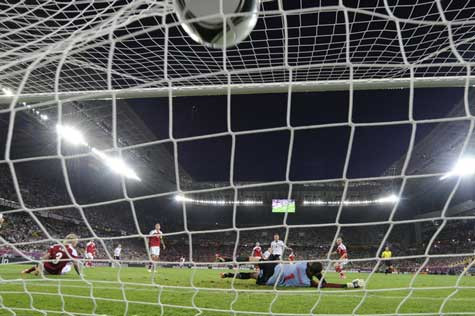 Cận cảnh pha mở tỷ số của Podolski Cận cảnh pha mở tỷ số của Podolski