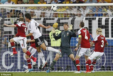 Pha đánh đầu gỡ hòa 1-1 của Michael Krohn-Dehli Pha đánh đầu gỡ hòa 1-1 của Michael Krohn-Dehli