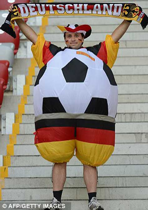 Một CĐV Đức có mặt từ khá sớm trên sân vận động quốc gia Warsaw Một CĐV Đức có mặt từ khá sớm trên sân vận động quốc gia Warsaw