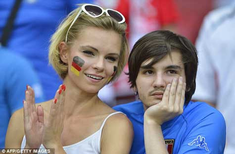 Một cặp đôi trên khán đài bày tỏ tình yêu cho hai đối thủ Một cặp đôi trên khán đài bày tỏ tình yêu cho hai đối thủ