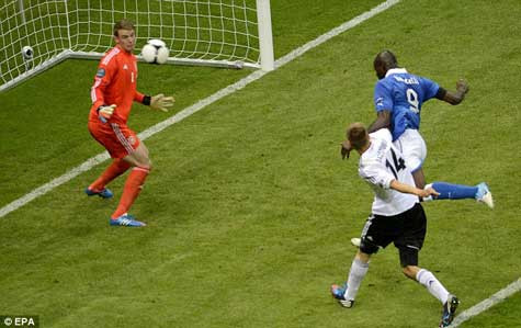 Bàn mở tỷ số phút 20 của Balotelli Bàn mở tỷ số phút 20 của Balotelli