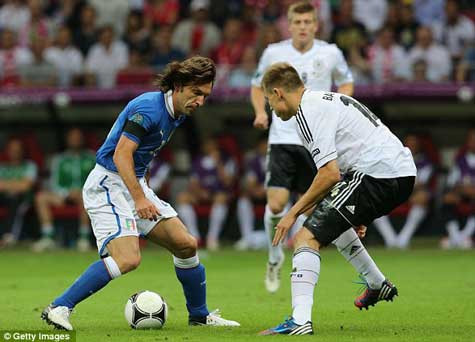 Badstuber ngăn chặn Andrea Pirlo Badstuber ngăn chặn Andrea Pirlo