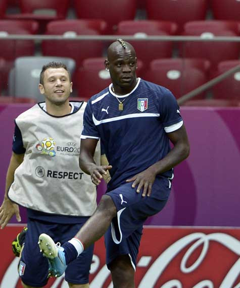 Balotelli và Cassano sẽ tiếp tục dẫn dắt hàng công Italia, nhưng vấn đề là liệu họ có tiếp tục tịt ngòi như trước Anh? Balotelli và Cassano sẽ tiếp tục dẫn dắt hàng công Italia, nhưng vấn đề là liệu họ có tiếp tục tịt ngòi như trước Anh?