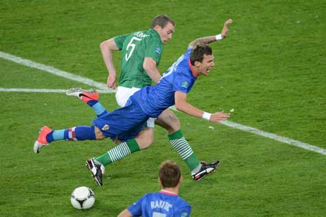 Dunne chật vật trong việc kèm Mandzukic