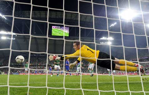 Bóng đập cột dọc rồi không may dội người Given đi vào lưới trong bàn thắng của Mandzukic