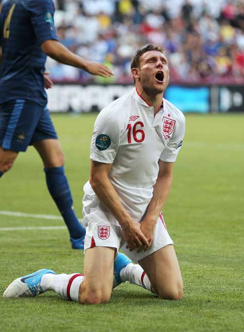 Milner bỏ lỡ cơ hội sau khi vượt qua Lloris và chỉ còn cầu môn trống Milner bỏ lỡ cơ hội sau khi vượt qua Lloris và chỉ còn cầu môn trống