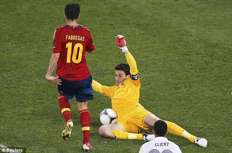 Lloris lao ra truy cản Fabregas trong tình huống đối mặt Lloris lao ra truy cản Fabregas trong tình huống đối mặt