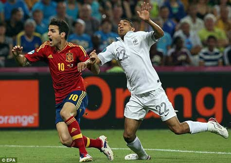 Clichy cố ngăn cản Fabregas đón một cú lốp bóng của Xavi Clichy cố ngăn cản Fabregas đón một cú lốp bóng của Xavi