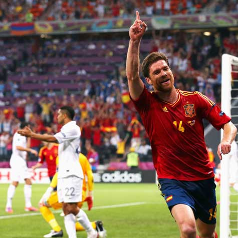 Alonso ăn mừng bàn thắng mở tỷ số trước Pháp Alonso ăn mừng bàn thắng mở tỷ số trước Pháp