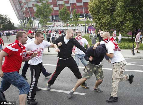 CĐV Ba Lan "chủ động" giao tranh. 56 người đã bị bắt, 7 người bị thương CĐV Ba Lan "chủ động" giao tranh. 56 người đã bị bắt, 7 người bị thương