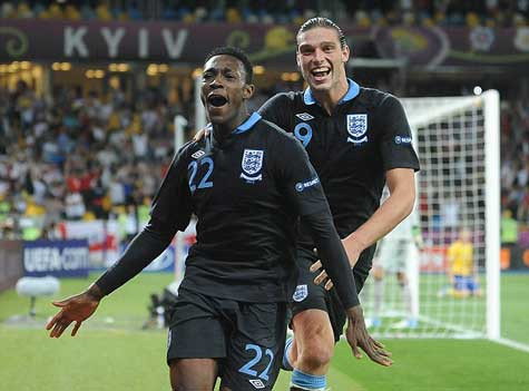 Carroll nổi bật với cú đánh đầu đỉnh cao trong hiệp 1, nhưng Welbeck mới là người ấn định kết quả trận đấu Carroll nổi bật với cú đánh đầu đỉnh cao trong hiệp 1, nhưng Welbeck mới là người ấn định kết quả trận đấu