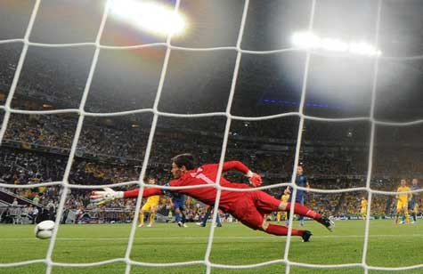 Lloris đổ người trước một cú đá từ xa của Yarmolenko Lloris đổ người trước một cú đá từ xa của Yarmolenko