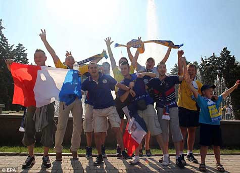 Người Pháp chụp ảnh chung với các CĐV chủ nhà Người Pháp chụp ảnh chung với các CĐV chủ nhà