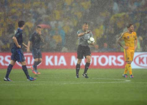 Điều kiện mặt sân đã trở nên vô cùng tồi tệ tại Donbass Arena Điều kiện mặt sân đã trở nên vô cùng tồi tệ tại Donbass Arena