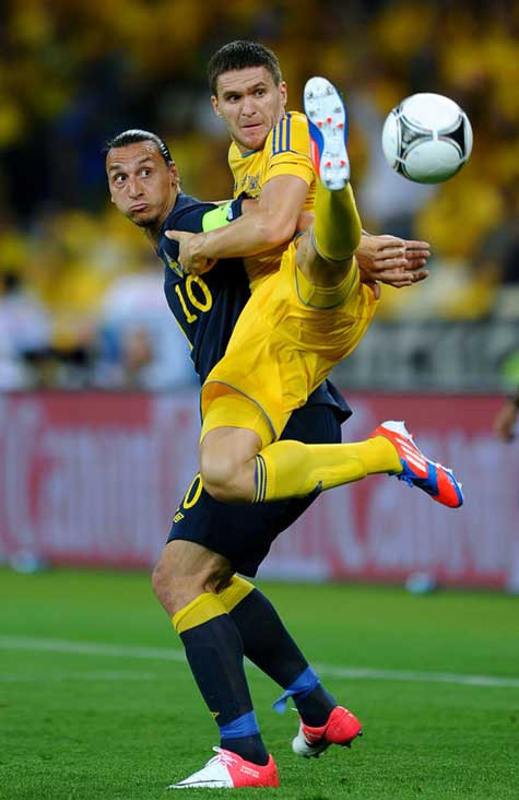 Selin (áo vàng) gặp vô số khó khăn trước một Ibrahimovic to con. Vậy ngày hôm nay anh sẽ đối phó thế nào với một Menez đầy khôn ngoan? Selin (áo vàng) gặp vô số khó khăn trước một Ibrahimovic to con. Vậy ngày hôm nay anh sẽ đối phó thế nào với một Menez đầy khôn ngoan?