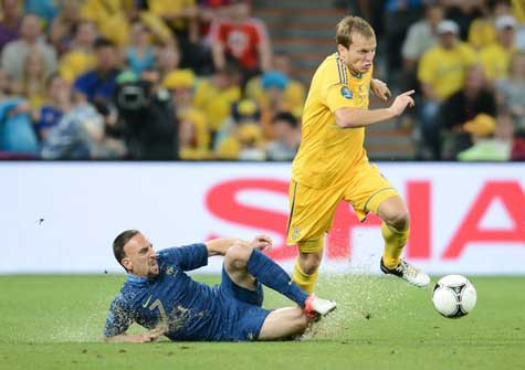 Ribery trượt người xoạc bóng trên mặt sân lầy lội Ribery trượt người xoạc bóng trên mặt sân lầy lội