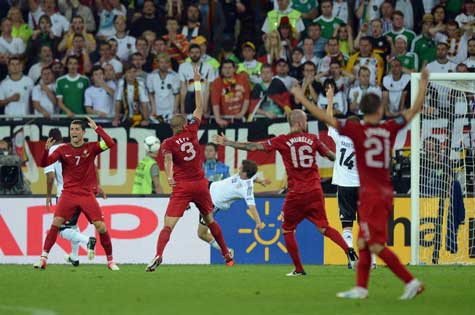 Các cầu thủ BĐN khiếu nại với pha dứt điểm đập xà ngang của Pepe Các cầu thủ BĐN khiếu nại với pha dứt điểm đập xà ngang của Pepe