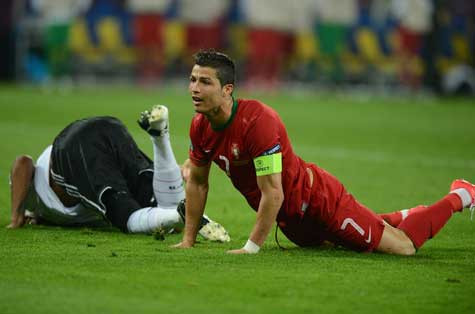 Ronaldo thẫn thờ trong lúc Boateng nằm sân sau nỗ lực dũng cảm phá cú dứt điểm của CR7 trong vòng cấm Ronaldo thẫn thờ trong lúc Boateng nằm sân sau nỗ lực dũng cảm phá cú dứt điểm của CR7 trong vòng cấm