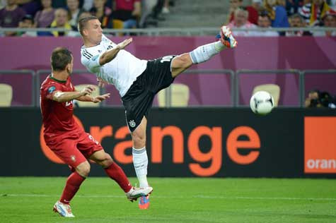 Podolski chật vật trong dứt điểm trước hàng thủ chắc chắn của BĐN Podolski chật vật trong dứt điểm trước hàng thủ chắc chắn của BĐN