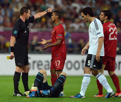 Neuer bị đau nhẹ sau một pha va chạm với Postiga Neuer bị đau nhẹ sau một pha va chạm với Postiga