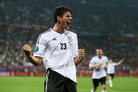 Mario Gomez ăn mừng bàn thắng mở tỷ số Mario Gomez ăn mừng bàn thắng mở tỷ số