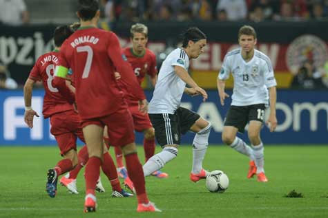 Ozil cầm trích lối chơi cho Đức Ozil cầm trích lối chơi cho Đức