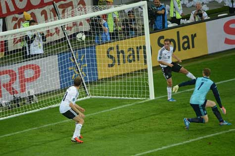 Tình huống dứt điểm trúng xà ngang của Pepe cuối hiệp 1 Tình huống dứt điểm trúng xà ngang của Pepe cuối hiệp 1