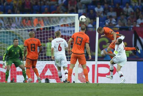 Heitinga với cú đánh đầu uy lực đi vọt xà Heitinga với cú đánh đầu uy lực đi vọt xà