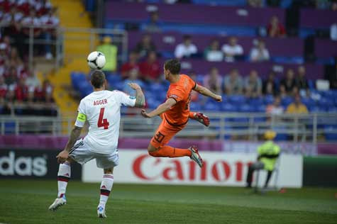 Cố vô-lê đầu trận của Afellay Cố vô-lê đầu trận của Afellay