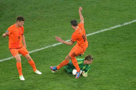Andersen lao ra chắn cú sút của Huntelaar trước khi ngăn cản cú đá bồi của Van Persie Andersen lao ra chắn cú sút của Huntelaar trước khi ngăn cản cú đá bồi của Van Persie