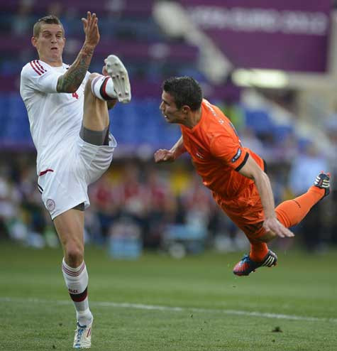 Agger kịp phá bóng trước khi để Van Persie bay người đánh đầu Agger kịp phá bóng trước khi để Van Persie bay người đánh đầu