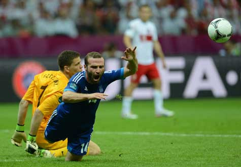 Salpingidis suýt nữa khiến Ba Lan thất thủ trong trận khai mạc